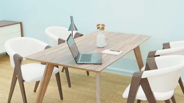 Table basse en bois foncé : comment l'intégrer dans votre salon ?