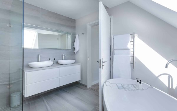 Quelles idées pour une salle de bain au style Élégant Moderne avec des touches de marbre ?
