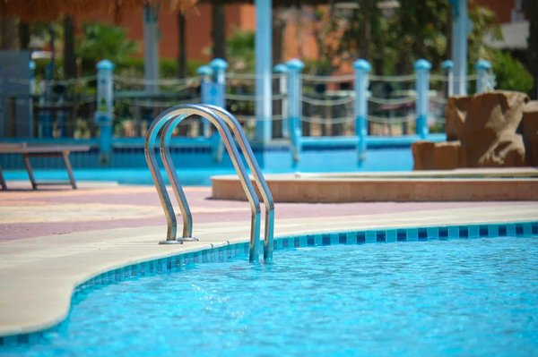 Garde-corps pour piscine extérieure : conseils pour réussir la pose de l'équipement